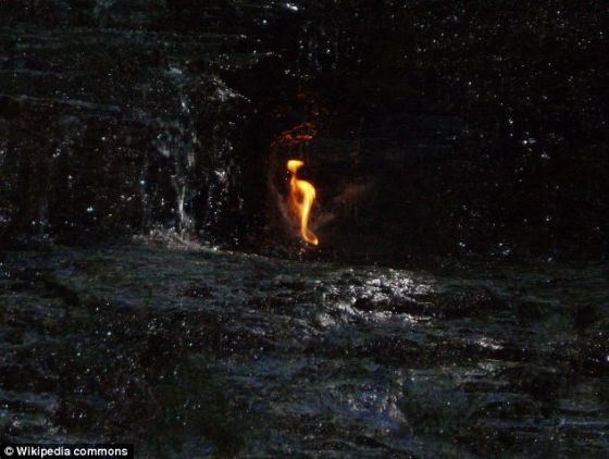 世界各地有数千个永恒之火,其中许多是出于宗教目的或为纪念去世名人被人点燃的,例如肯尼迪纪念园的肯尼迪总统等。但天然产生的火焰十分罕见,因为气体和火焰需要出现在一个特殊环境中,才能确保气体不会烧尽或遭到破坏,同时火焰不会熄灭。 世界各地有数千个永恒之火,其中许多是出于宗教目的或为纪念去世名人被人点燃的,例如肯尼迪纪念园的肯尼迪总统等。但天然产生的火焰十分罕见,因为气体和火焰需要出现在一个特殊环境中,才能确保气体不会烧尽或遭到破坏,同时火焰不会熄灭。