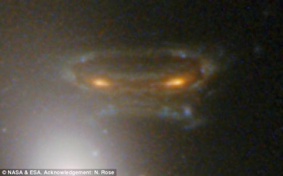 哈勃望远镜在红外条件下拍到的星系团Abell 68。哈勃操作人员吃惊地发现画面呈现的景象酷似上世纪70年代经典电脑游戏《太空入侵者》中的外星人。实际上,这个画面只是一个镜像 哈勃望远镜在红外条件下拍到的星系团Abell 68。哈勃操作人员吃惊地发现画面呈现的景象酷似上世纪70年代经典电脑游戏《太空入侵者》中的外星人。实际上,这个画面只是一个镜像