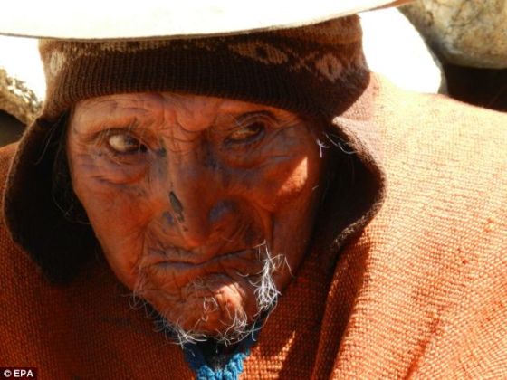 这个本土的艾马拉人有3个孩子、16个孙子和39个曾孙,在第一次世界大战爆发时24岁,在年轻的伊丽莎白女王登上王座时62岁。 这个本土的艾马拉人有3个孩子、16个孙子和39个曾孙,在第一次世界大战爆发时24岁,在年轻的伊丽莎白女王登上王座时62岁。
