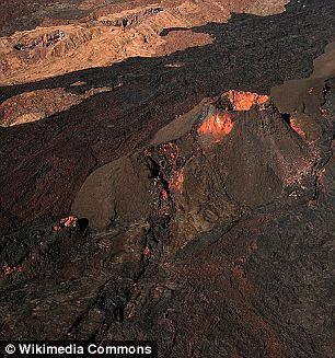 地球上的第二大火山是夏威夷的莫纳罗亚山(如图)。它占地近2000平方英里(5179.98平方公里),其面积大约是大塔穆的2% 地球上的第二大火山是夏威夷的莫纳罗亚山(如图)。它占地近2000平方英里(5179.98平方公里),其面积大约是大塔穆的2%
