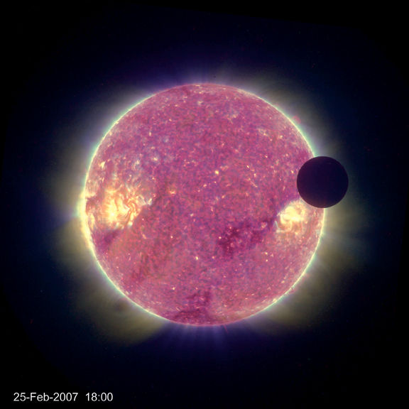 这是月球从太阳前面经过的情景,图像由美国宇航局的STEREO-B探测器于2007年2月25日拍摄。在这张照片中太阳采用伪彩色,月球就是右上角的黑色圆形物体。STEREO项目包括两艘飞船,于2006年10月发射升空,用于太阳风的观测研究。 这是月球从太阳前面经过的情景,图像由美国宇航局的STEREO-B探测器于2007年2月25日拍摄。在这张照片中太阳采用伪彩色,月球就是右上角的黑色圆形物体。STEREO项目包括两艘飞船,于2006年10月发射升空,用于太阳风的观测研究。