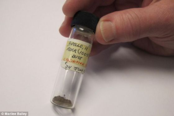 在一共20个小瓶的月尘中,每一个小瓶子上都有人工手写的标签,日期注明为1970年7月24日 在一共20个小瓶的月尘中,每一个小瓶子上都有人工手写的标签,日期注明为1970年7月24日