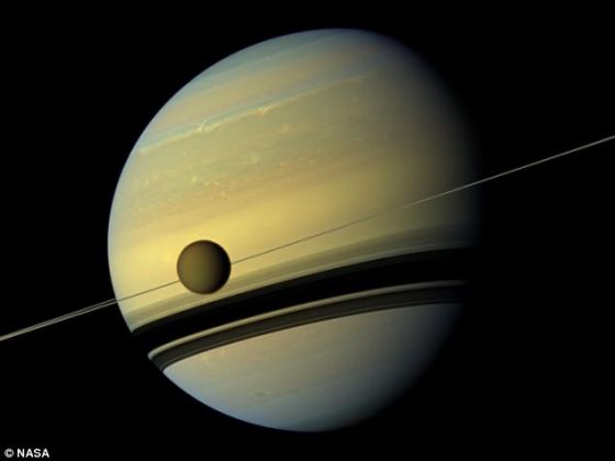 土卫六从土星前方经过:研究人员现在认为,这颗卫星的湖泊和海洋里可能存在“奇异生命形式” 土卫六从土星前方经过:研究人员现在认为,这颗卫星的湖泊和海洋里可能存在“奇异生命形式”