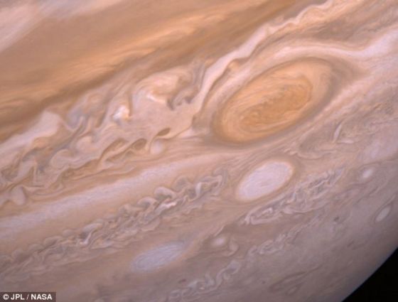 根据科学家对流体动力学的了解,木星表面的巨型风暴(如图)本应该在几百年前就已经消失不见的。大红斑里的湍流和波动逐渐削弱风的能量,它还通过辐射热失去更多能量 根据科学家对流体动力学的了解,木星表面的巨型风暴(如图)本应该在几百年前就已经消失不见的。大红斑里的湍流和波动逐渐削弱风的能量,它还通过辐射热失去更多能量