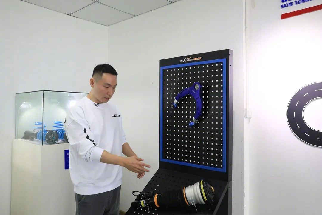 陈枢介绍汽车核心改装配件 曾英豪 摄