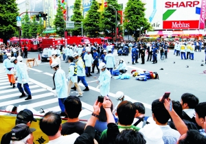 警察和医务人员在现场检查。新华/路透