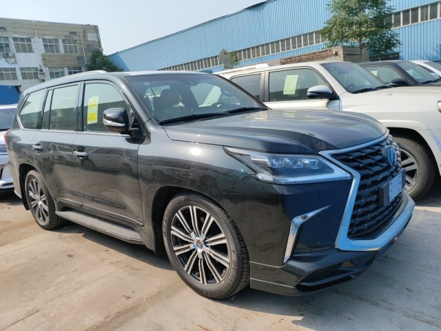 2021款雷克萨斯LX570 港口现车优惠8万