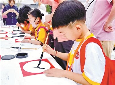 提升艺术与审美素养 宁波爱菊艺校校区合并首次迎新