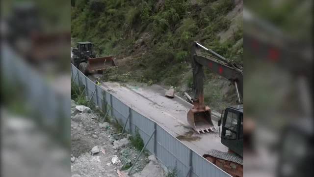 武警大型装备投入救灾