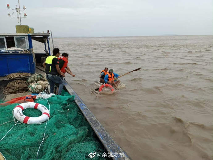 2人被困杭州湾海域获救 风雨潮叠加切勿在海边逗留