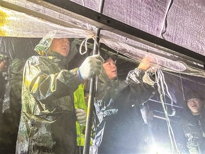 象山定塘组织救援队紧急抢险 消除大面积停电隐患