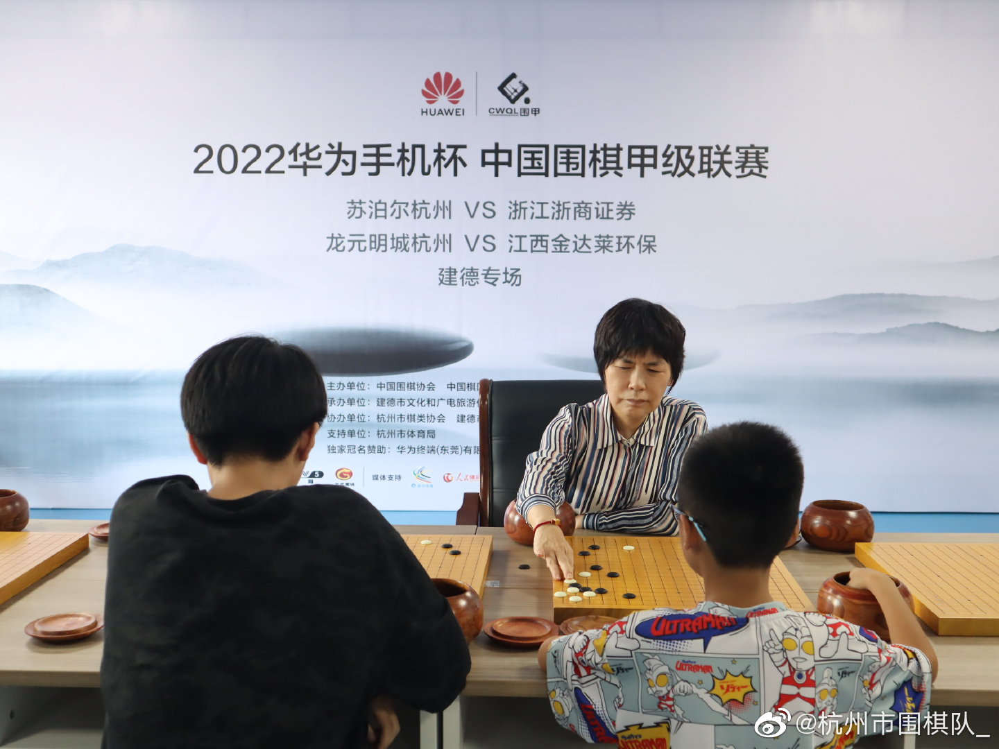 除此以外,中国围棋协会副主席、国家队领队华学明也在现场进行了一对二的指导棋。