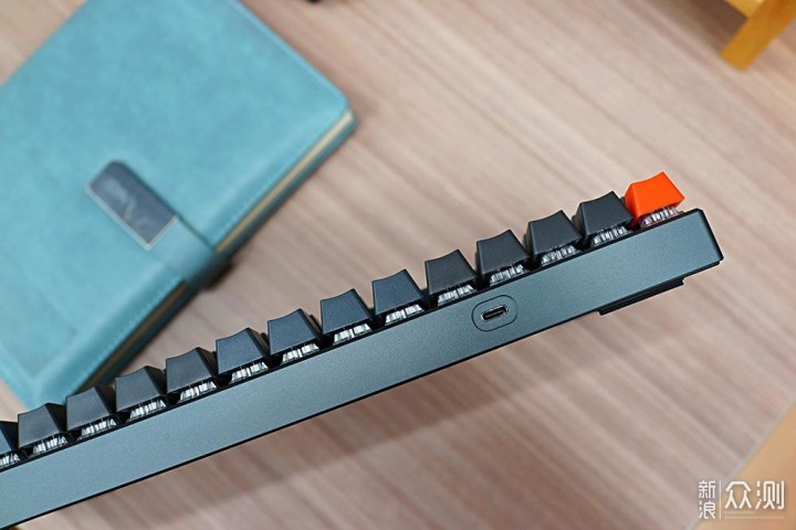 小巧便携，气质优雅：雷柏V700-8A机械键盘_新浪众测