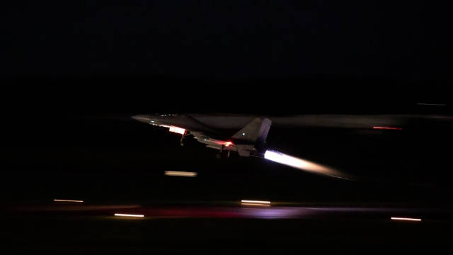 歼16挂实弹起飞