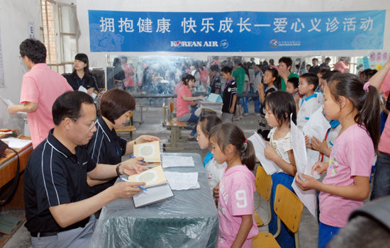 大韩航空中国地区本部长朴寅采(图左)为学生开 展色觉测试