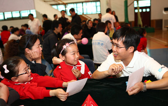 雅培志愿者和小学生们做科技小游戏