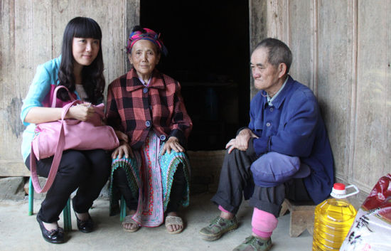 赵丽萍走访贫困家庭，给农户送米油。