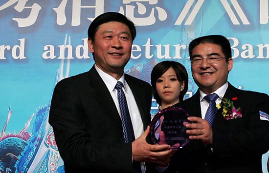 新华社副秘书长兼总经理姚光（左）为2010“先驱中国”年度风云人物获奖者之一——江苏黄埔再生资源利用有限公司董事长陈光标颁奖。郑焕松/摄