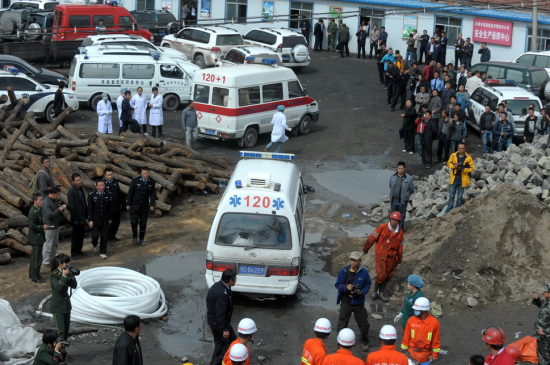 最后7名遇难者遗体被救护车运离事发矿井。