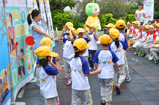 老师和孩子们快乐玩耍，轻松学习