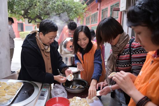 心目影院创始人之一郑晓洁老带着拜耳中国志愿者一起为盲友包饺子