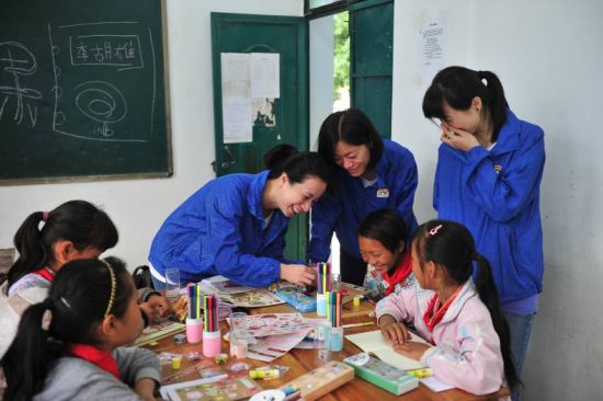 图说：来自立邦的志愿者给孩子带来用绘画写日记的美术课堂