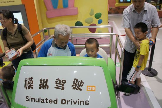 小朋友和家长快乐体验模拟驾驶