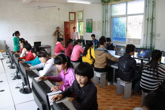 孩子们在志愿者、学校老师们的指导下学习电脑操作 孩子们在志愿者、学校老师们的指导下学习电脑操作