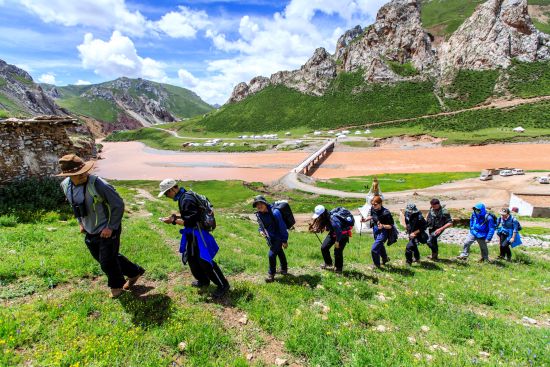 宝马爱心志愿者跟随山水自然保护中心的专家进行环保调研和科考