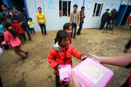 孩子们悄悄地递给正在发礼物的志愿者小纸条，里面是感谢信，太意外太惊喜了