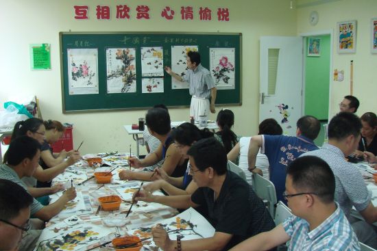 中国花鸟画协会会员、北京三中美术教师赵向阳老师在讲授“中国画水墨技法与教学”