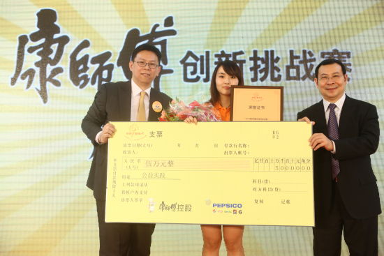 康师傅控股有限公司执行长室公关部协理陈功儒先生与南都公益基金会理事长徐永光先生为本届年度公益达人颁奖 康师傅控股有限公司执行长室公关部协理陈功儒先生与南都公益基金会理事长徐永光先生为本届年度公益达人颁奖