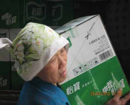 平果县太平镇的农户每户领取一箱饮用水
