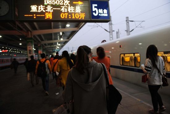 郑敏姣登上驶往长寿的高铁。