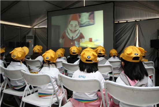 小营员们在“安安影院”中观看3D动画片