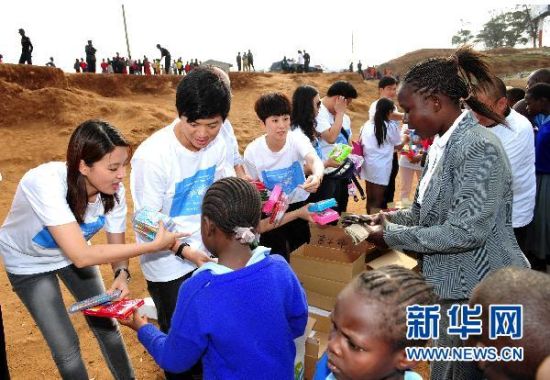 6月21日，在肯尼亚首都内罗毕，参加“明月行动·关爱非洲”大型环保公益活动的嘉宾在马萨雷贫民窟的姆赛多北京小学开展大型公益活动。