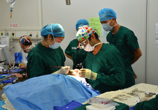 “幸福微笑”医疗队外科医生Gagan为患儿实施手术