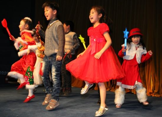 环保娃娃儿童剧社的小演员们现场表演