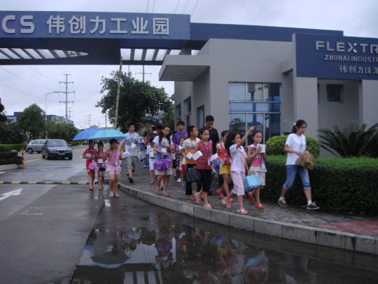 2010夏令营认识工厂，参观完刘云和很多小伙伴的家长工作的工厂返程