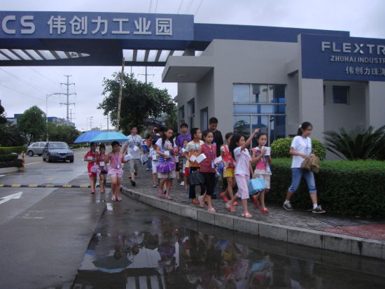 2010夏令营认识工厂,参观完刘云和很多小伙伴的家长工作的工厂返程 2010夏令营认识工厂,参观完刘云和很多小伙伴的家长工作的工厂返程