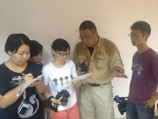 救援联盟总干事蒋怡李在指挥中心向记者讲解救援部署