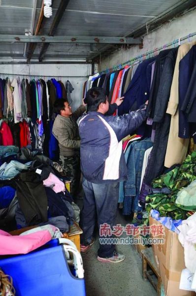 皮村附近工友在同心互惠公益商店挑选衣物。南都见习记者 徐赫 摄