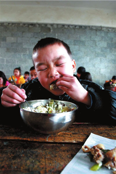 甘豆村小学得到了援助，学生们吃上了带肉的炒菜。