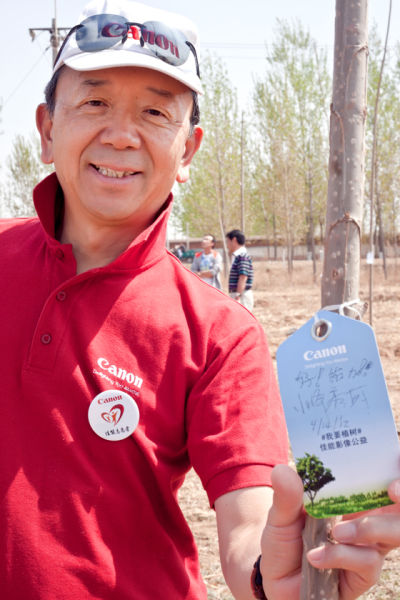 小泽秀树先生为植树活动加油打气