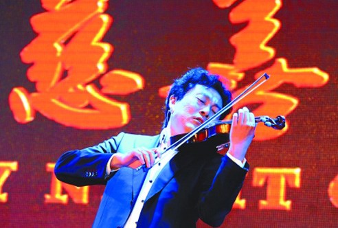 吕思清现场演奏名曲《查尔达斯舞曲》 本组图片由记者 钟志兵 龙在全摄 吕思清现场演奏名曲《查尔达斯舞曲》 本组图片由记者 钟志兵 龙在全摄