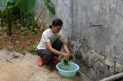 村民在自家水窖前洗菜