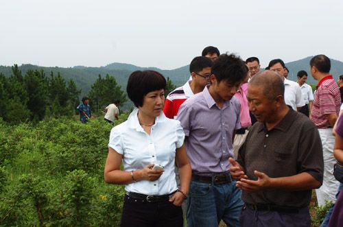 成卓女士在江油市双河镇考察 