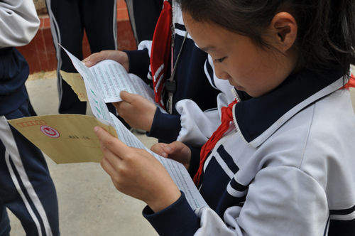 认真读信的瓜州渊泉小学学生 认真读信的瓜州渊泉小学学生