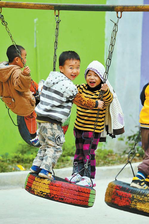 11月18日，在广西上林县白圩镇晓燕幼儿园，小朋友们在荡秋千。