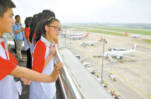 学员们登上塔台眺望机场内的飞机。